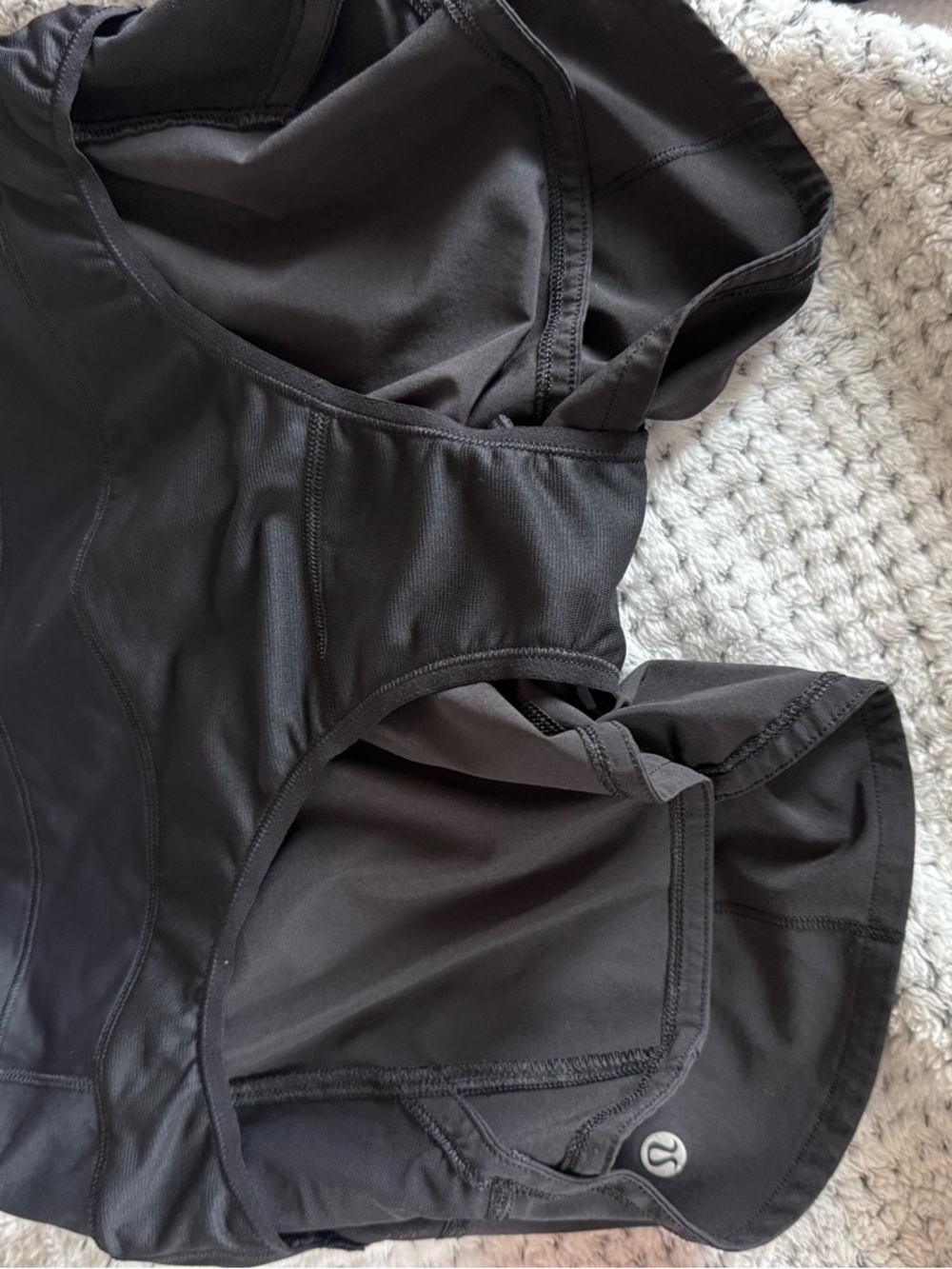 Women’s Lululemon speed up shorts - size 6 excellent like new condition. - Picture 3 of 5